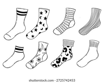 Conjunto de calcetines de estilo doodle en blanco y negro con varios patrones y diseños. Los calcetines están dispuestos en fila, algunos con rayas y otros con flores o estrellas. colección informal y cómoda