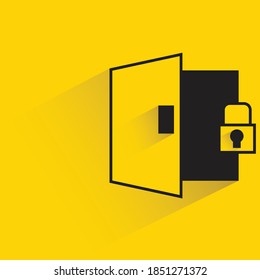 puerta y llave para el concepto de puerta inteligente fondo amarillo