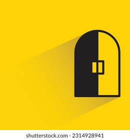 puerta con sombra sobre fondo amarillo