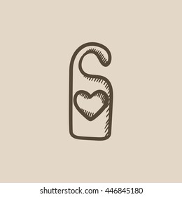 Etiqueta de puerta con icono de esbozo del vector del corazón aislado en el fondo. Etiqueta Puerta dibujada a mano con icono cardíaco. Etiqueta de puerta con icono de boceto cardíaco para infografía, sitio web o aplicación.