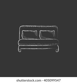 Cama doble. Dibujado en un icono de tiza.