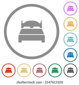 Iconos de color plano de cama doble en contornos redondos sobre fondo blanco