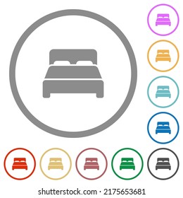 Iconos de color plano de cama doble en contornos redondos sobre fondo blanco