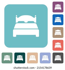 Iconos planos de doble cama de color blanco sobre fondo cuadrado redondeado de color