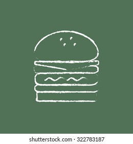 Doble mano de hamburguesa dibujada en tiza sobre un icono blanco vectorial de pizarra aislado en un fondo verde.