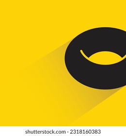 rosquilla con sombra sobre fondo amarillo