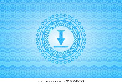 icono de descarga dentro de la insignia de estilo de agua azul claro. 
