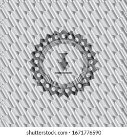 icono de descarga dentro del emblema plateado. Patrón de escalas. Ilustración vectorial. Detallado.