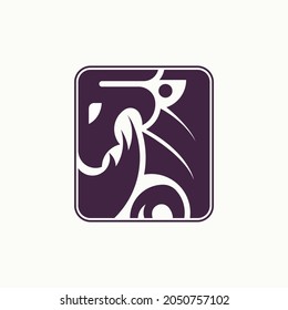 Logo de Dragon. ilustración del dragón de cabeza dentro de la forma cuadrada. Ilustración del vector
