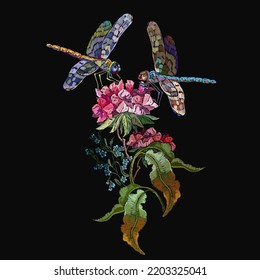 Dragonflies y el bordado botánico de flores de geranio rojo. Plantilla de moda para el diseño de ropa y camisetas