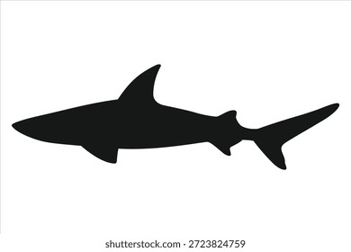 Dramática silueta de tiburón negro que transmite potencia y velocidad en las aguas del océano