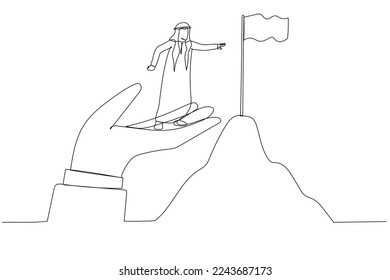 Dibujo de un hombre árabe parado en una mano gigante ayudando a alcanzar la cima de la bandera objetivo de la montaña. Arte de línea continuo