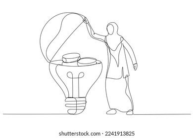 Dibujo de una mujer de negocios árabe musulmana poniendo bombilla de luz en un concepto de buena idea de negocios de un banco de cerdos. Arte de línea continuo