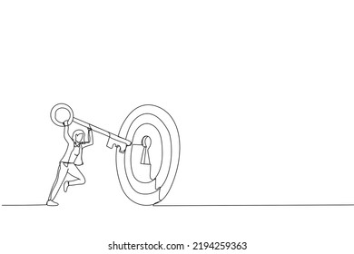 Dibujar a una mujer de negocios poniendo una enorme llave en la clave del blanco de los toros para desbloquear el éxito empresarial. Metáfora de objetivo, KPI, logro. Arte de línea continua simple
