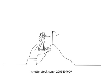 Dibujo de una mujer de negocios sobre una mano gigante ayudando a alcanzar la bandera de la cumbre de montaña. Estilo de la línea continua única
