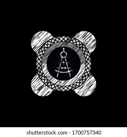 icono de brújula de dibujo dentro del emblema de tiza escrito en una pizarra