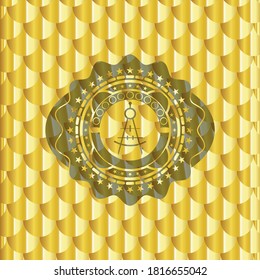 icono de brújula dibujada dentro del emblema dorado brillante. Patrón de escalas. Ilustración vectorial. Detallado. 