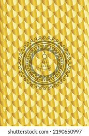 icono de la brújula de dibujo dentro de la insignia de oro o emblema. Patrón de escalas. Ilustración vectorial. Detallado. 