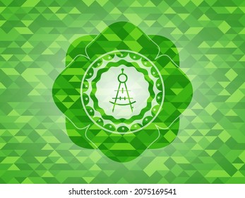 icono de brújula de dibujo dentro del emblema verde con fondo de estilo ecológico de mosaico. 