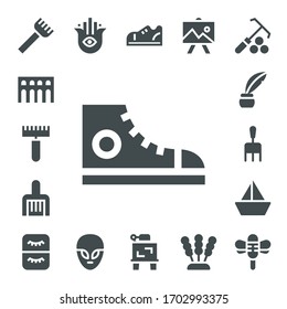 conjunto de iconos dibujados. 17 iconos dibujados rellenos. Incluidos Iconos Rake, Segovia, Sneakers, Inkwell, Sailboat, Eyelash, Hamsa, Alien, Drawing, Seaweed, Dragonfly