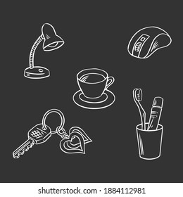 Juego de artículos del hogar dibujado. Llaves, una taza de café, un cepillo de dientes, un ratón de ordenador y una lámpara de mesa. Ilustración del contorno del vector sobre fondo negro.