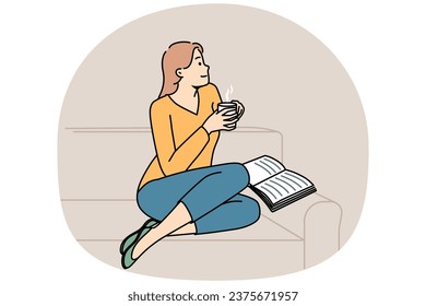 Un joven ensueño sentado en un sofá leyendo un libro bebiendo café. Una chica feliz se relaja en el sofá en la sala de estar con una bebida caliente. Ilustración vectorial.