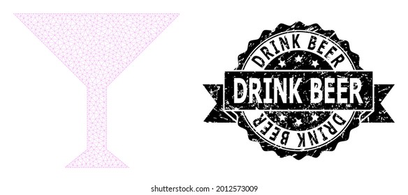 Sello de caucho de cerveza y estructura de malla vectorial martini. El sello negro contiene el título de cerveza de bebida dentro de la cinta y rosette. Resumen de la taza de malla plana martini, creada a partir de malla plana.