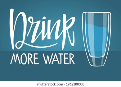 Bois davantage d'eau ! Texte de caligraphie manuscrit et verre à eau. Lettres de brosse dessinées à la main. Motivation qoute, Correction des habitudes quotidiennes, rituels matinaux. Restez hydraté ! Concept d'eau potable, saine.