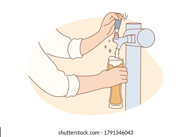 Bebida, vida nocturna, alcohol, trabajo, concepto de trabajo. Personaje de camarero humano con manos portando bebidas alcohólicas de cerveza de cristal en el pub de la ciudad. Ocupación profesional e ilustración del estilo de vida.