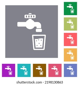 Iconos planos de agua potable sobre fondo cuadrado de color sencillo