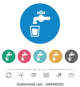Iconos blancos planos de agua para beber en fondos de color redondo. 6 iconos de bonificación incluidos.