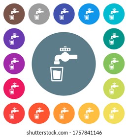 Iconos blancos planos de agua para beber sobre fondo de color redondo. Se incluyen 17 variaciones de color de fondo.