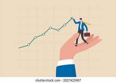 Impulsar la venta incrementando las ganancias, la planificación del crecimiento del negocio, apoyar o ayudar a aumentar los ingresos o beneficios, la gestión de la riqueza o el concepto de inversión, el empresario de pie a mano ayudando a levantar el gráfico ascendente