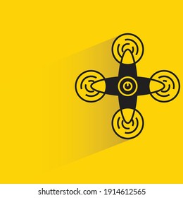 dron con sombra de caída de fondo amarillo