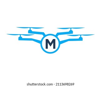 Diseño De Logotipo Drone En El Concepto De Letra M. Plantilla de vectores de drones fotográficos