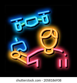 Drohnenmann mit Fernbedienung Neon Leuchtzeichen Vektor. Leuchtende Symbol-Drohne Mann mit Fernbedienungszeichen. transparente Symbolillustration