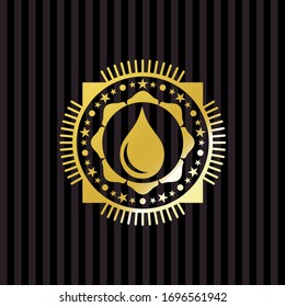 icono de gota dentro del emblema o placa dorada