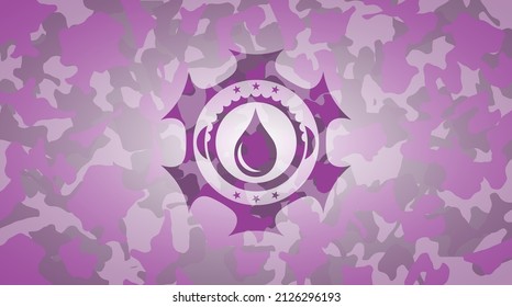icono de caída dentro del emblema de camo rosado. 
