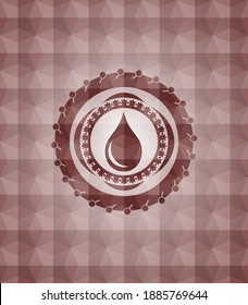 icono de caída dentro del emblema rojo con un patrón geométrico. Sin inconveniente. 