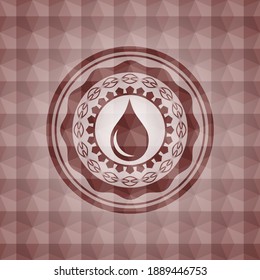 icono de caída dentro del emblema rojo con fondo de patrón geométrico. Sin inconveniente. 
