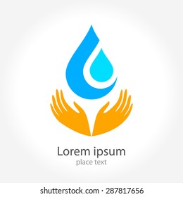 Una gota de agua en sus manos - una plantilla para un logo . El concepto de diseño del cartel.