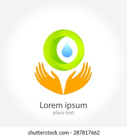 Una gota de agua en sus manos - una plantilla para un logo . El concepto de diseño del cartel.
