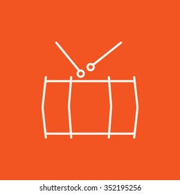 Tambor con icono de línea de palos para web, móvil e infografía. Icono blanco vector aislado en fondo rojo.