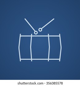 Tambor con icono de línea de palos para web, móvil e infografía. Icono azul claro del vector aislado en fondo azul.