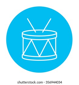 Tambor con icono de línea de palos para web, móvil e infografía. Icono de blanco vector en el círculo azul claro aislado en fondo blanco.