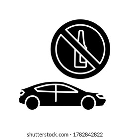 Icono de glifo negro conduciendo ebrio. Ley de seguridad vial, símbolo responsable de la silueta de bebida en el espacio blanco. Consejo para conductores cuidadosos. Ilustración aislada de vectores de señales de prohibición automática y de alcohol