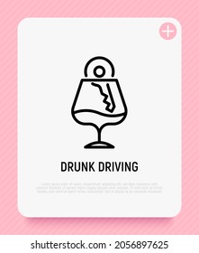 Icono de línea delgada de conducción embriagada, llave del coche en la copa de vino con alcohol. Ilustración vectorial.
