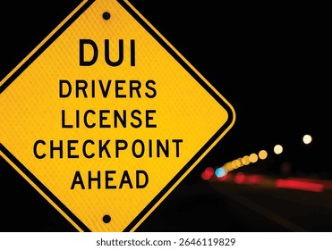 Sinal de aviso de ponto de verificação DUI à noite com superfície reflexiva e luzes do carro em segundo plano
