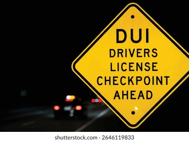 Sinal de aviso de ponto de verificação DUI à noite com superfície reflexiva e luzes do carro em segundo plano