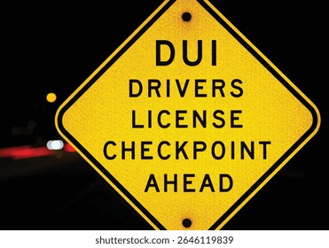 Sinal de aviso de ponto de verificação DUI à noite com superfície reflexiva e luzes do carro em segundo plano